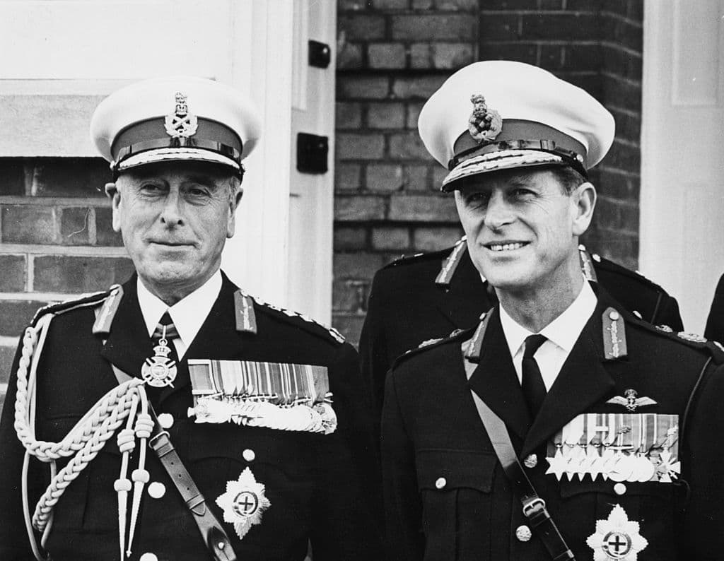 Earl Mountbatten (izquierda), almirante de la flota, y el duque de Edimburgo, vistiendo uniforme militar formal, en el desfile principal en el Royal Marine Barracks, Eastney, Southsea, 27 de octubre de 1965.
