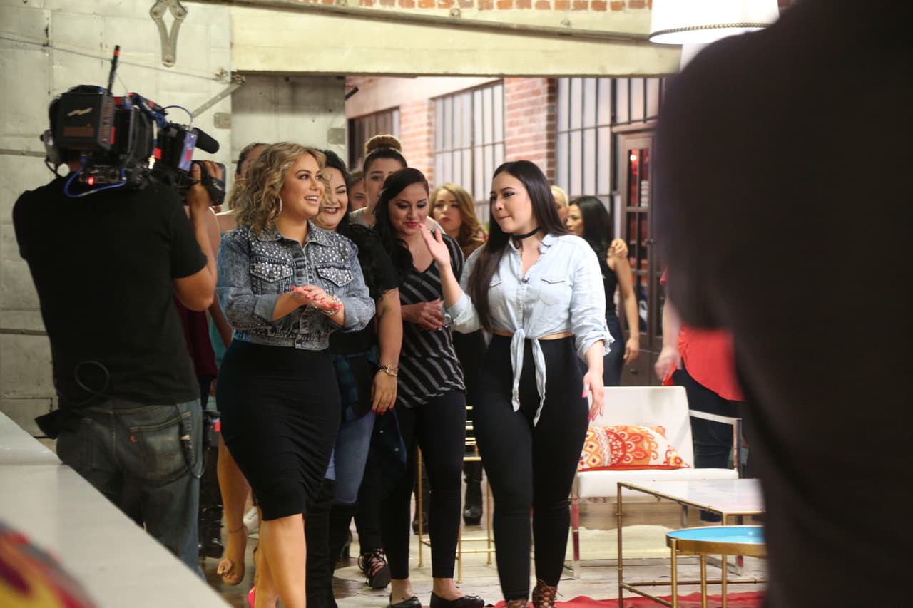 Las chicas estaban muy emocionadas de poder conocer a Chiquis y no dudaron en expresarle todo el cariño que sienten por ella.