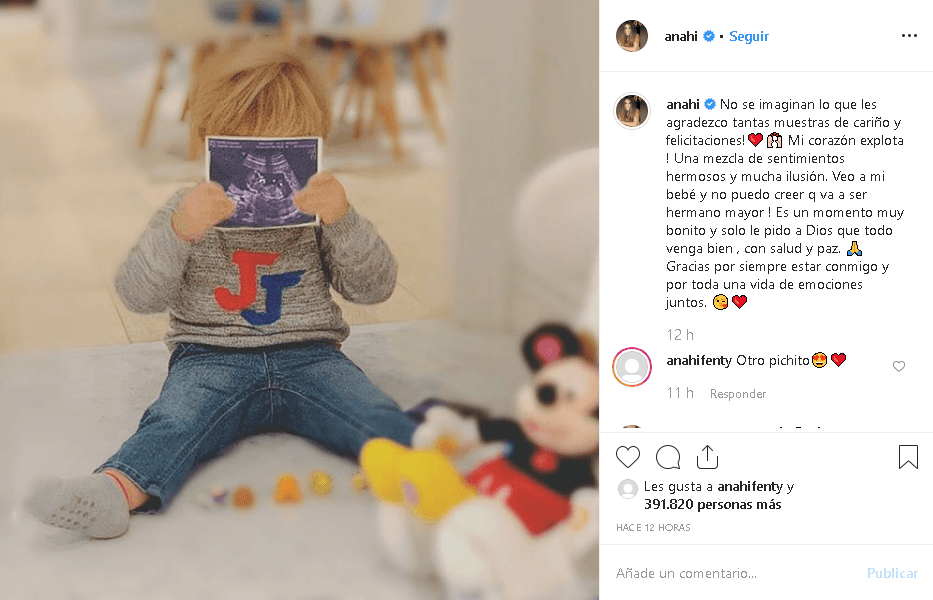 "¡Veo a mi bebé y no puedo creer que va a ser hermano mayor! Es un momento muy bonito y solo le pido a Dios que todo venga bien, con salud y paz", escribió la rubia cantante junto a una 
<b><a href="https://www.instagram.com/p/B4L_pu8F2T8/" target="_blank">imagen de su primogénito</a></b> sosteniendo la foto del ultrasonido.