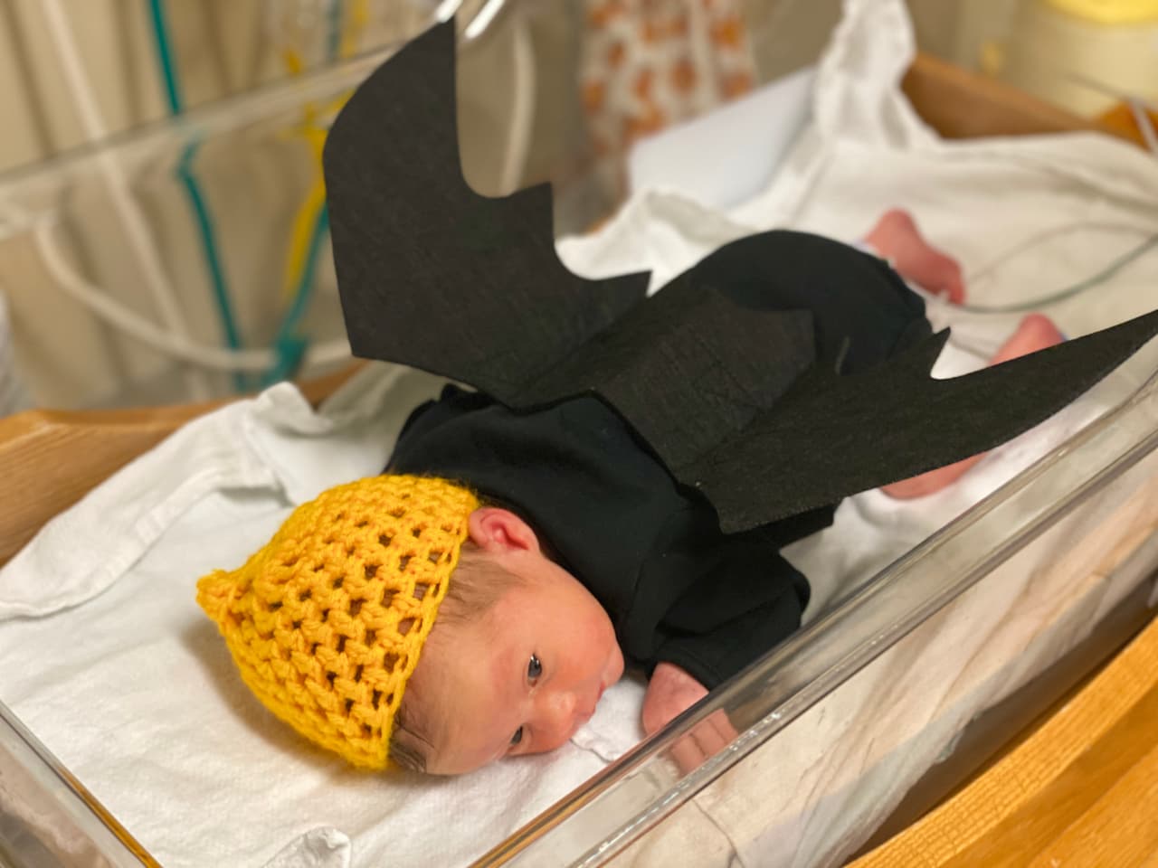 "Eventos como el concurso de disfraces de Halloween nos ayudan a celebrar a los bebés y les dan a las familias la oportunidad de participar, disfrazarse y hacer algo que es normal. Nadie planea estar en la unidad, pero lo que intentamos hacer todos los días es participar en estas actividades que hacen que los padres se sientan parte del cuidado de su bebé y parte de la experiencia", dijo Andrea Segura, enfermera del St. David's Women's Center of Texas.
<br>