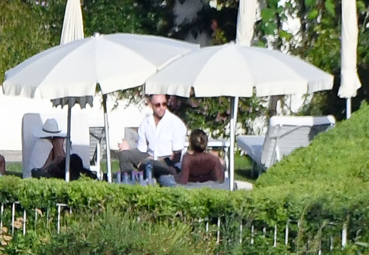 El hombre se sentó a platicar con la diva de Hollywood.