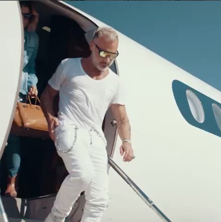 Las más de 34 empresas que posee el millonario Gianluca Vachi le han dado los suficientes recursos como para sumar a sus yates y casas alrededor del mundo, su propio avión privado.