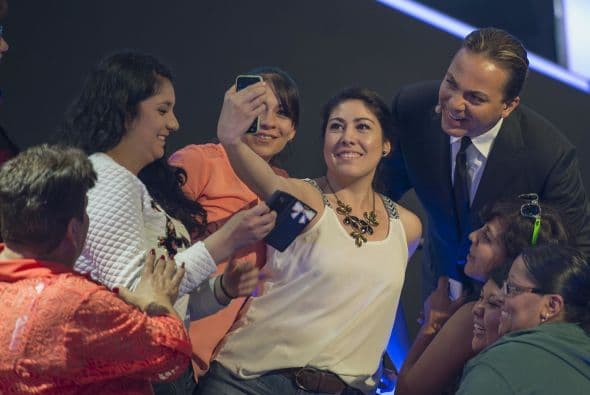 Caras graciosas, bromas, muestras de afecto y selfies con los fans, de todo pasa en el backstage y los famosos lo saben. Mira todo lo que no pudiste ver en la gala cinco de Me Pongo De Pie.