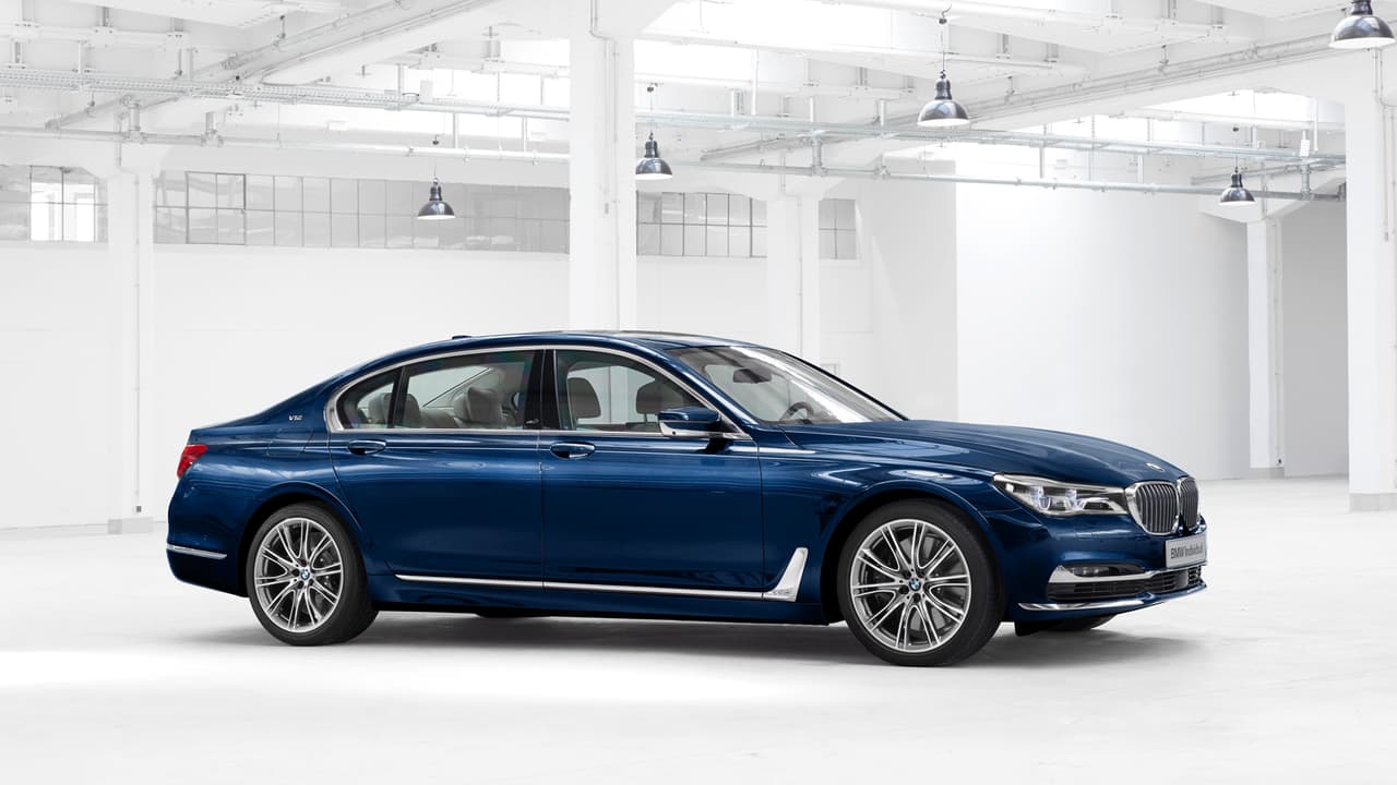 El BMW Individual Serie 7 The Next 100 Yea cuenta con señas únicas y exclusivas como su pintura color "azul centenario metalizado," la cual según BMW se logra luego de un complicado proceso.