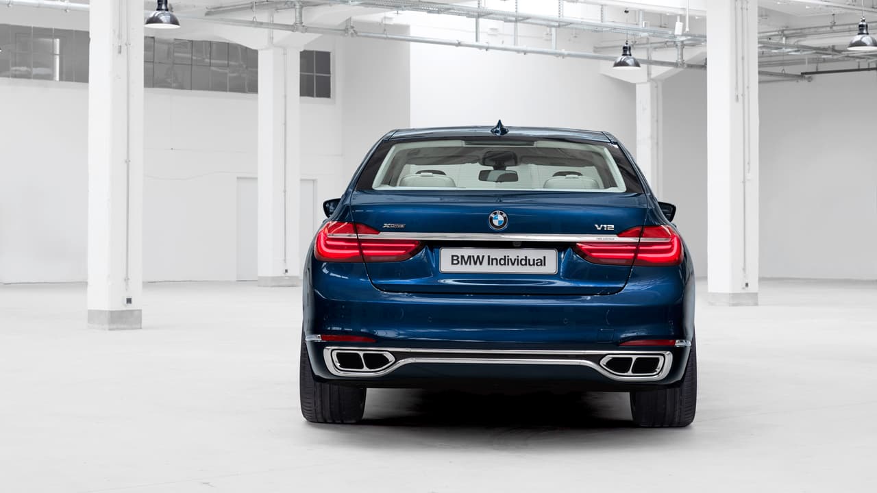 Se ofrecen 3 tipos de motorización: 750i con un motor biturbo de 4.4 litros que entrega 449 HP; 760i con un motor V12 que asciende a los 610 HP; y 740e, una versión de motorización híbrida con un motor de gasolina de 4 cilindros y uno eléctrico de 95 CV que en conjunto ofrecen 326 HP