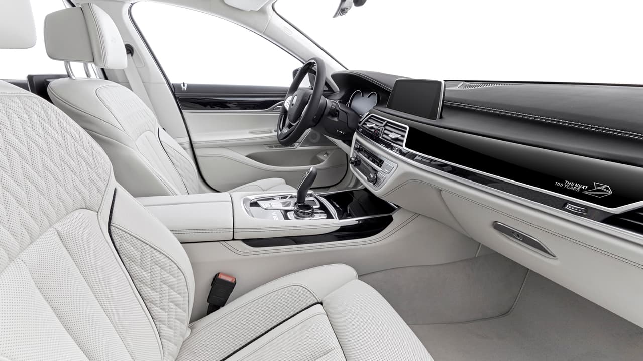 La cabina cuenta con la hipnótica y extensa presencia de un tapizado de cuero "merino" de grano fino tratado naturalmente en color "blanco humo".