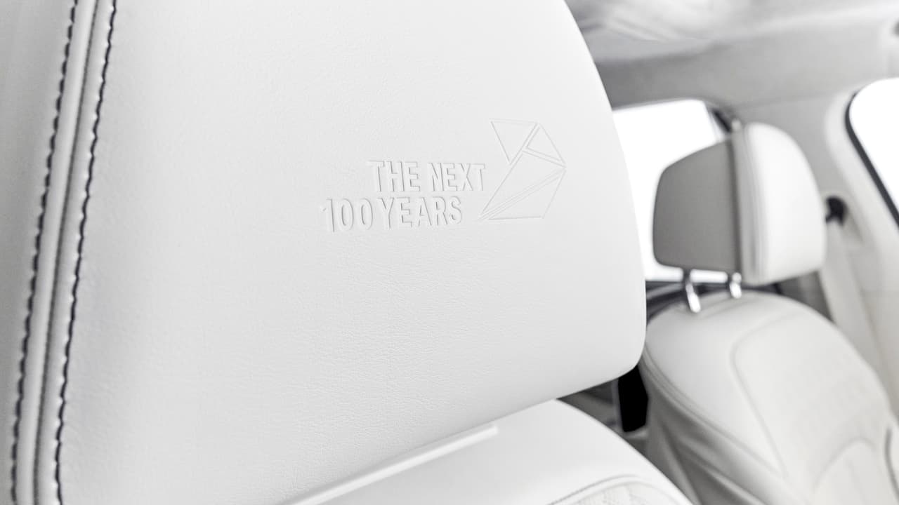 La edicion especial cuenta con leyendas conmemorativas grabadas en los reposa cabeza delanteros.