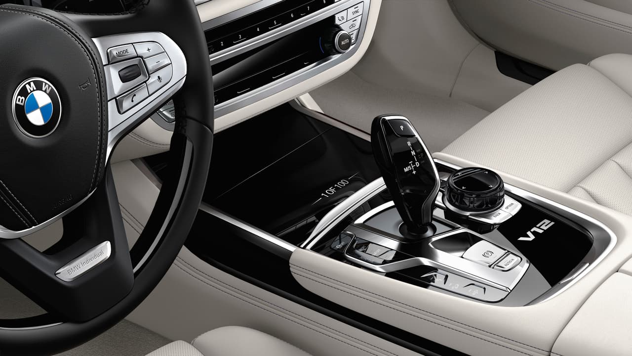 En la consola central, cerca de la palanca de cambios, se puede leer la numeración del cada una de los 100 vehículos, la cual irá de "1 of 100" (en el vehículo fotografiado para promoción y mercadeo) hasta "100 of 100" haciendo de cada uno de ellos una pieza única.