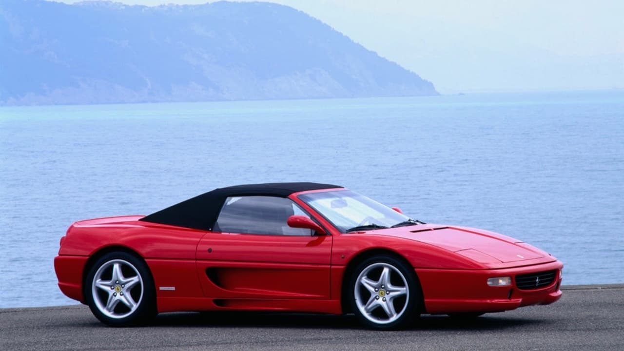 A pesar de contar con motor central, lo cual casi siempre conspira contra la elegancia de un automóvil, el diseño del Ferrari F355 Spider luce sorprendentemente 
<b>balanceado y elegante</b>.