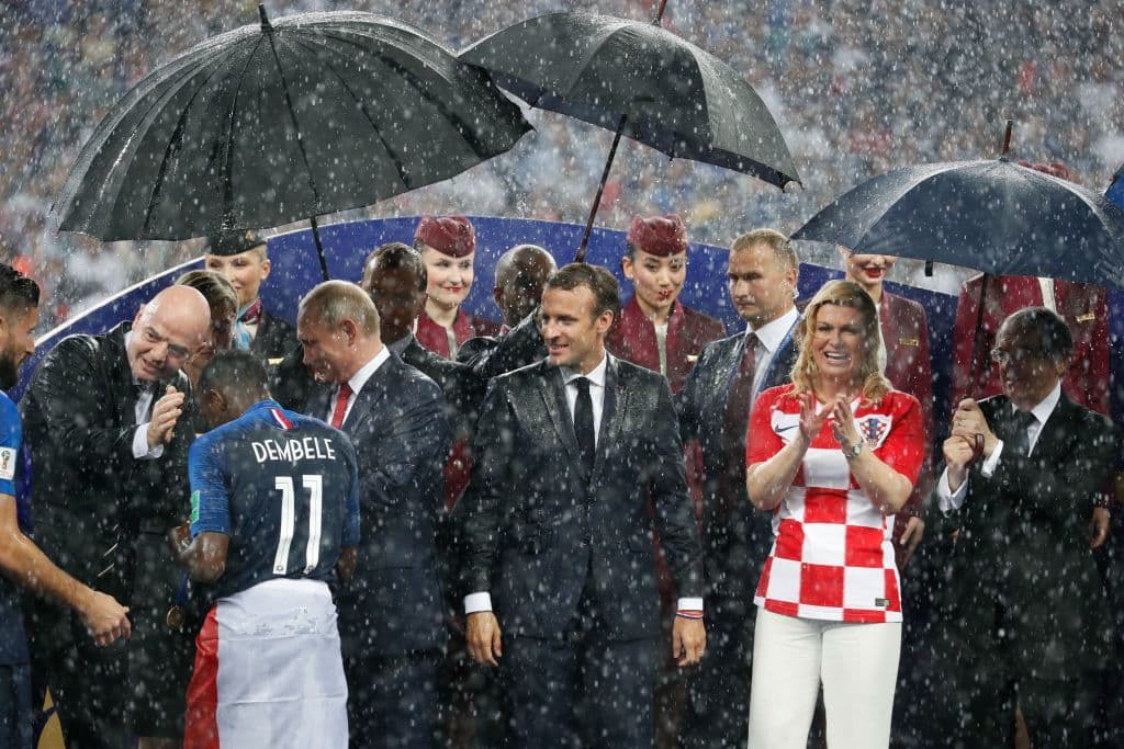 De forma tardía llegaron los paraguas de refuerzo, que poco ayudaron para cubrir a los mandatarios durante la entrega de medallas a la selección de Francia.