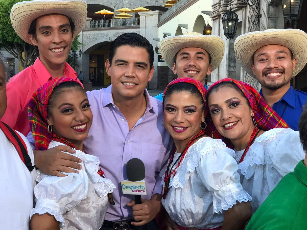 Pura gente linda la de Los Ángeles, Orlando recibió al ballet folclórico de El Salvador desde la Plaza México.