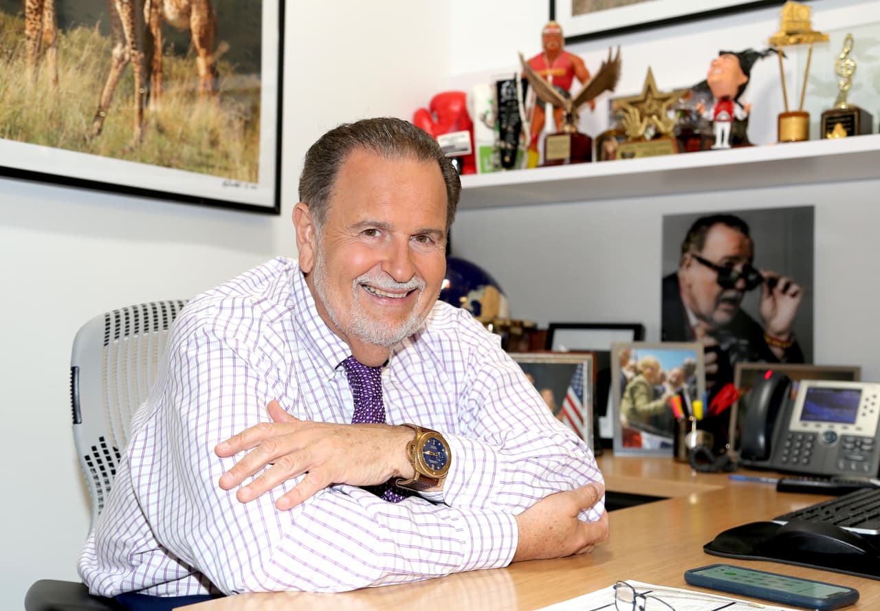 Y agregó: “Toman el reloj del conductor. Luego señalan mi reloj. Y luego le digo al productor: ‘Alex, dame tu reloj’. Él dice: ‘Pero no lo han pedido’. Le digo: ‘Dáselo de todos modos, como un bono’”.