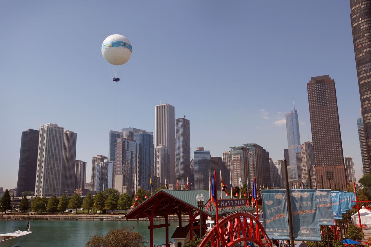 Navy Pier seguirá abierto hasta el Día del Trabajo, incluidos programas artísticos y culturales gratuitos, restaurantes, tiendas minoristas, barcos turísticos y cruceros gastronómicos.
<br>Pero habrá "múltiples niveles de precauciones de seguridad", dijeron las autoridades. El acceso público a los espacios al aire libre del muelle, incluido Polk Bros Park y los muelles norte y sur, también estará limitado o prohibido durante el cierre.