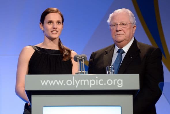 Aquí vemos a Vitali Smirnov, miembro ruso del Comité Olímpico Internacional, con Danka Bartekova, la miembro más joven del Comité.