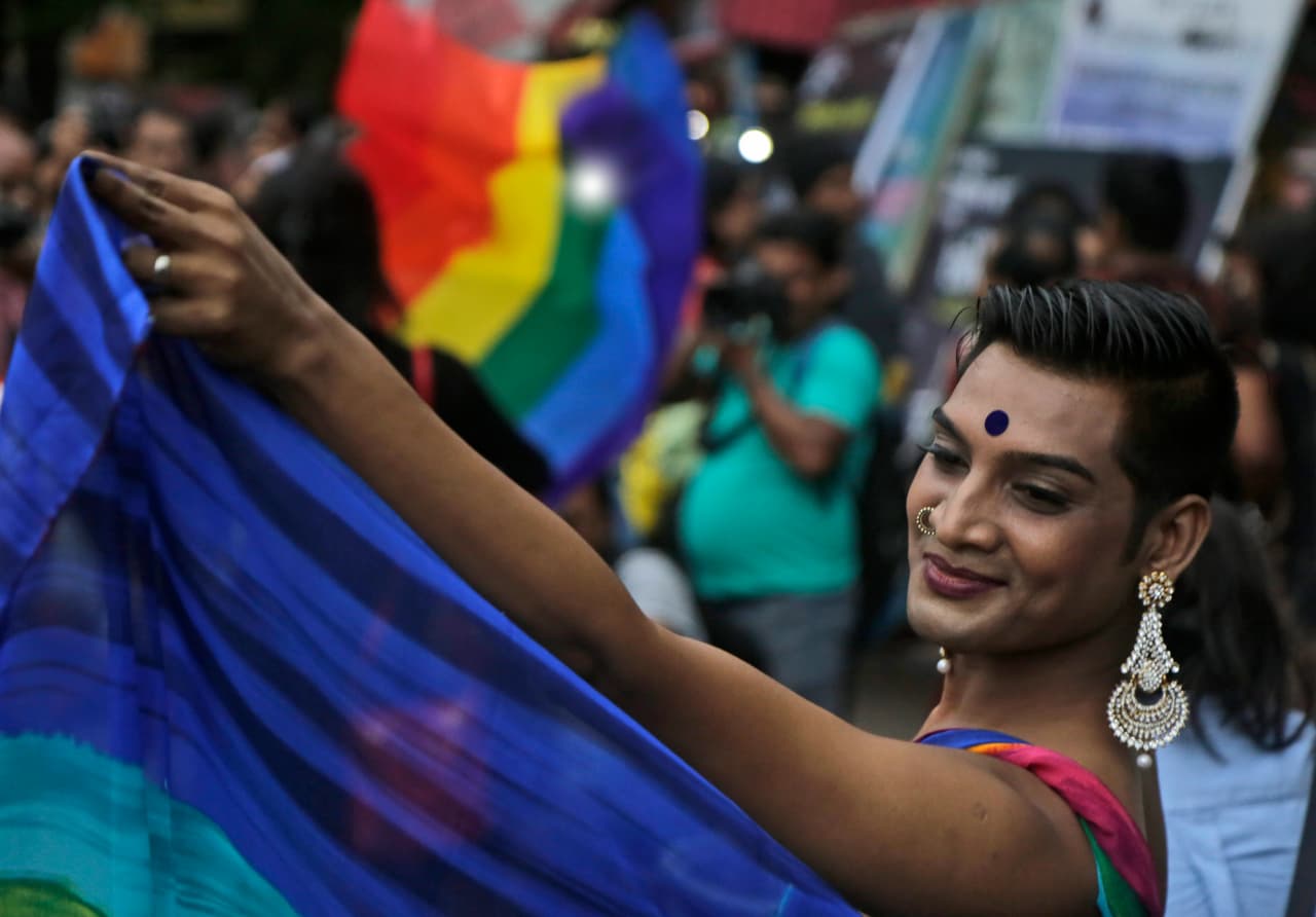 Un activista participa en el vigésimo aniversario del primer desfile del Orgullo Gay en India, en la ciudad de Calcuta, el sábado 29 de junio de 2019.