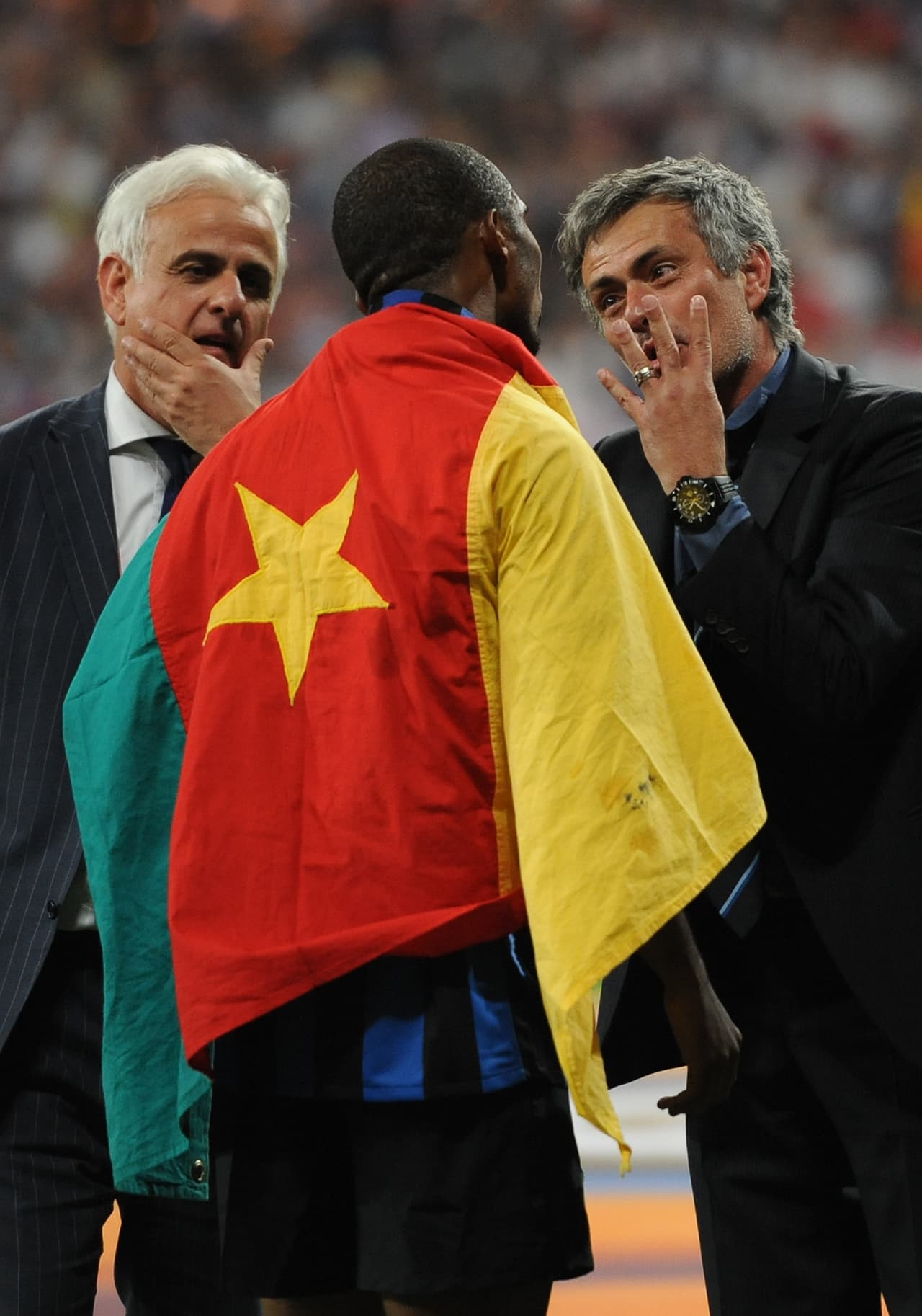 Su técnico en el Inter era José Mourinho, quien lo hacía jugar como volante y el camerunés acataba las órdenes.