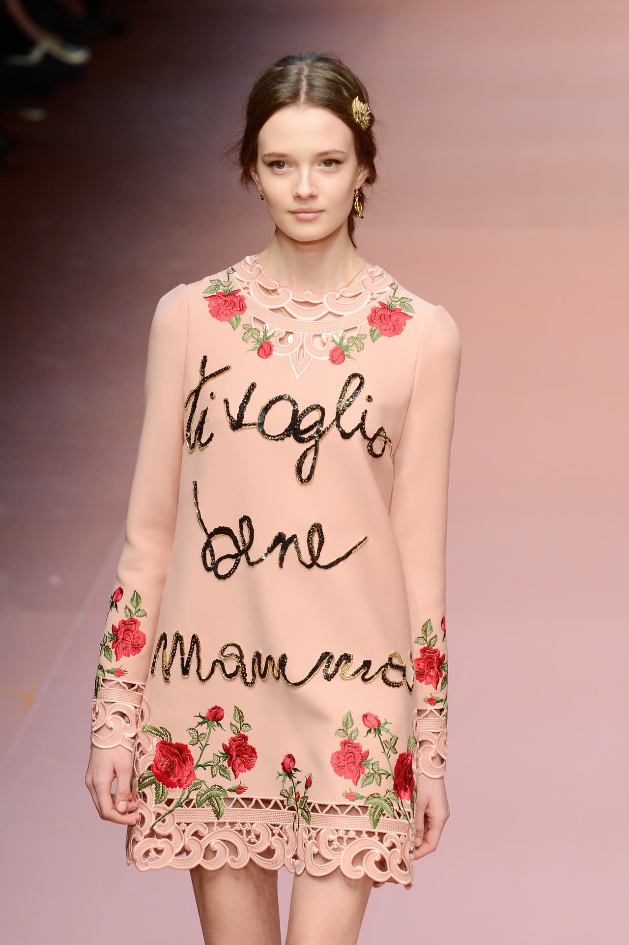 Un detalle novedoso es la combinación de flores con letras.