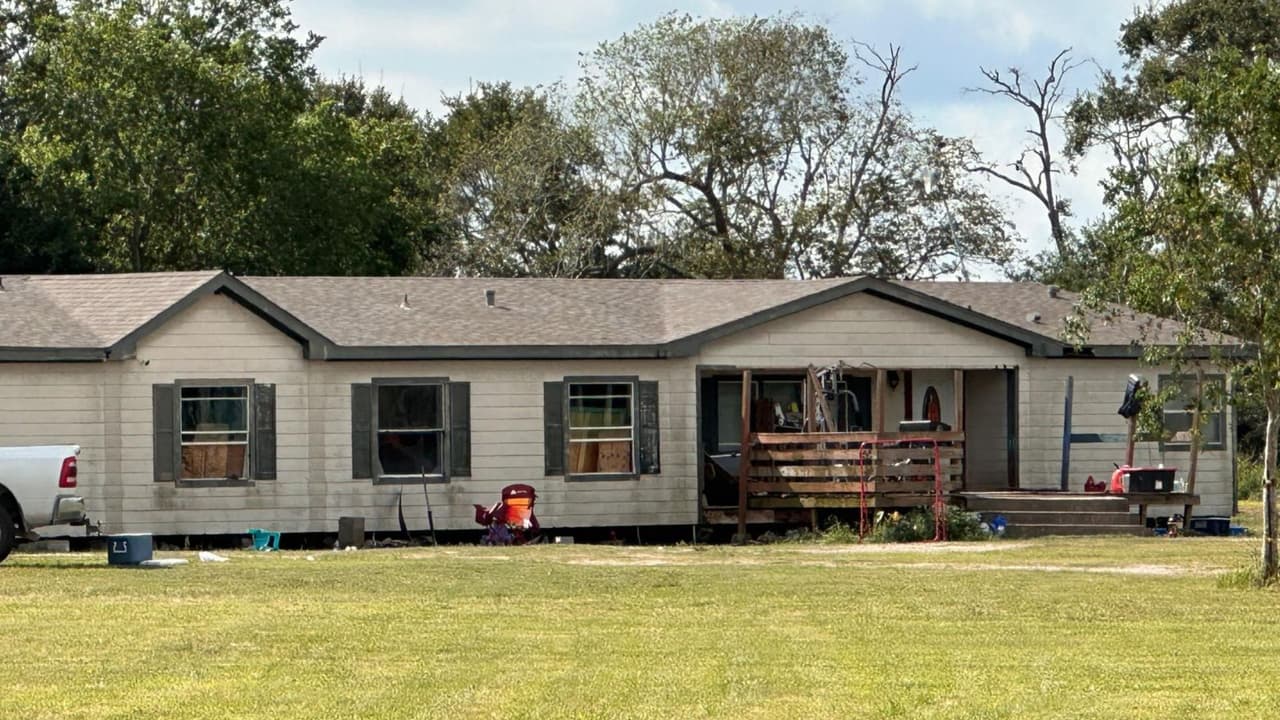 Un menor y un adulto han muerto tras quedar atrapados debajo de una casa prefabricada que se derrumbó