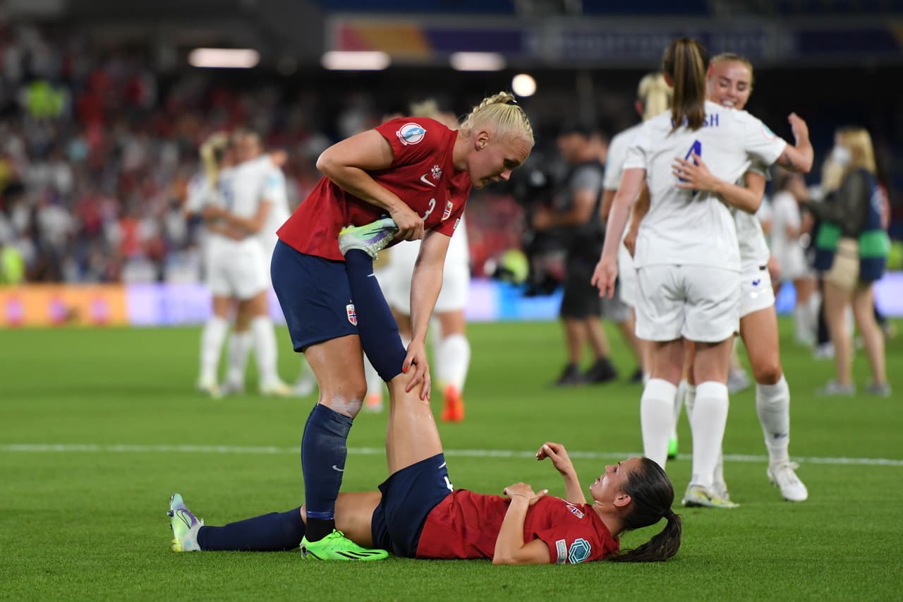 Maria Thorisdottir Atudaba a Tuva Hansen tras la escandalosa derrota.