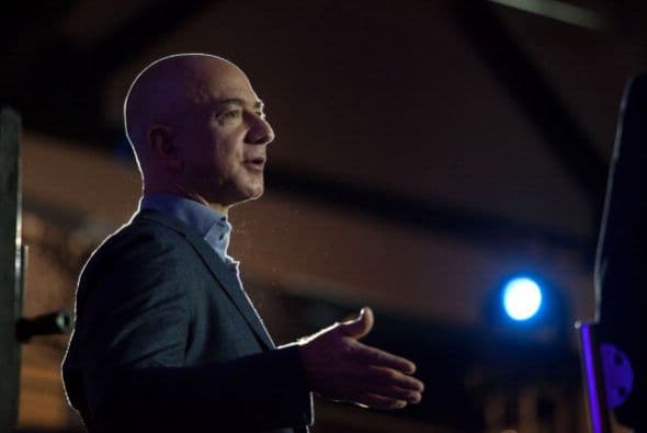 JEFF BEZOS. El hoy en día presidente ejecutivo de Amazon trabajó en McDonald’s durante un verano en su adolescencia, de donde le surgieron inquietudes emprendedoras, por lo que al siguiente año comenzó un campamento de verano para niños que quisieran aprender de ciencia.