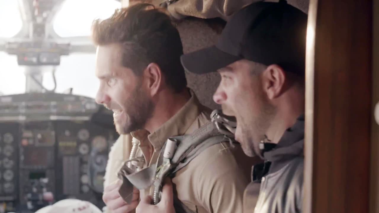 Con la ayuda de Santamaría, Óscar logró meterse en el avión de la DEA y atacar a Dave por la espalda. 
<b><a href="http://www.univision.com/series/la-piloto/la-piloto-john-salto-del-avion-de-la-dea-pero-dejo-a-oscar-en-un-enfrentamiento-con-dave-escena-del-dia-video">John saltó del avión en paracaídas, pero dejó a su hermano en una intensa pelea contra el agente</a></b>.