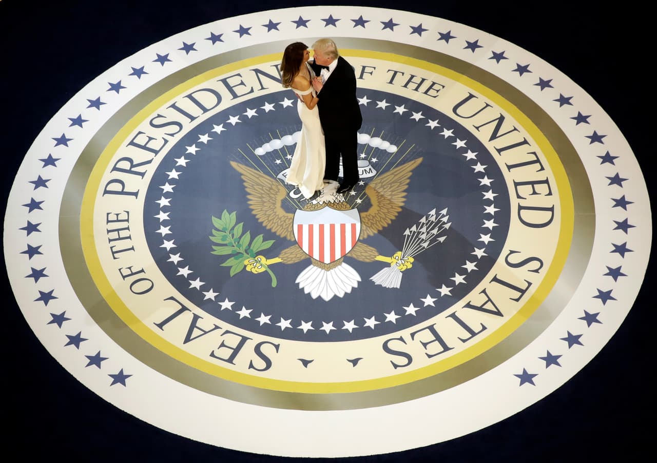 <b>Paso Presidencial.</b> El presidente Donald Trump y la Primera Dama Melania Trump en el tradicional baile de la pareja presidencial en la toma de posesión. 20 de enero de 2017.