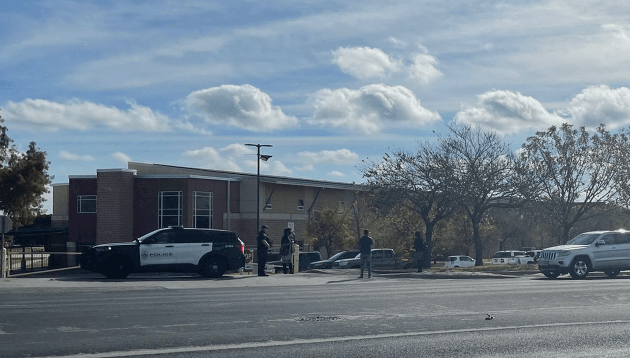 Autoridades cierran escuela al sur de Austin por informes de una persona armada