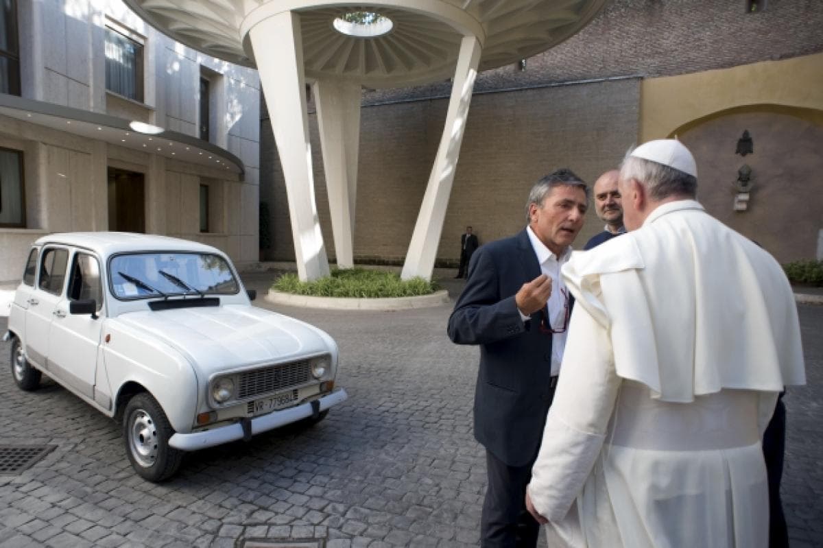 En septiembre de 2013 el Papa Francisco I recibió este
<b>Renault 4 de 1984</b> de manos de Renzo Zocca, un cura católico semi retirado de 70 años. Francisco trató de convencer a Zocca que donara el Renault a una obra de caridad pero Zoccca insistió en darselo al pontífice. Francisco maneja el Renault de cambios dentro del Vaticano.
