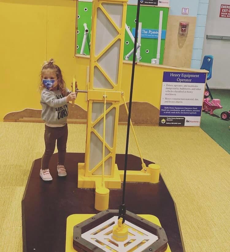 <b><a href="https://www.handsonhouse.org/" target="_blank">Hands-on House</a></b>. Los niños pueden tocar todo en este museo interactivo diseñado para ayudarlos junto a sus padres para aprender de una manera divertida.