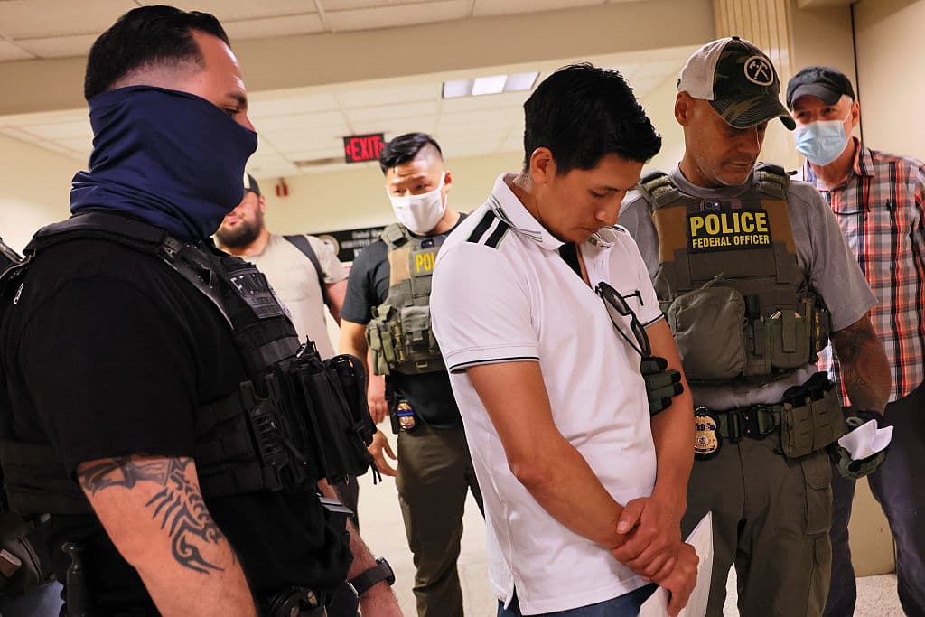 Un hombre es arrestado por agentes federales al salir de su audiencia en el Jacob K. Javitz Federal Building el 30 de junio de 2025 en Nueva York. Según UC Berkeley, las detenciones de ICE han crecido exponencialmente en 38 estados, afectando a quienes buscan justicia en las cortes. (Foto por Michael M. Santiago/Getty Images)
<br>