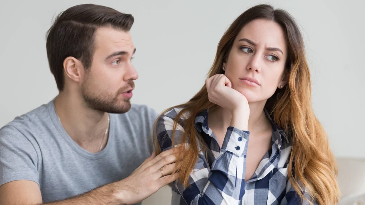 Aprende a identificar gestos y señales que delatan a alguien que miente en la cara