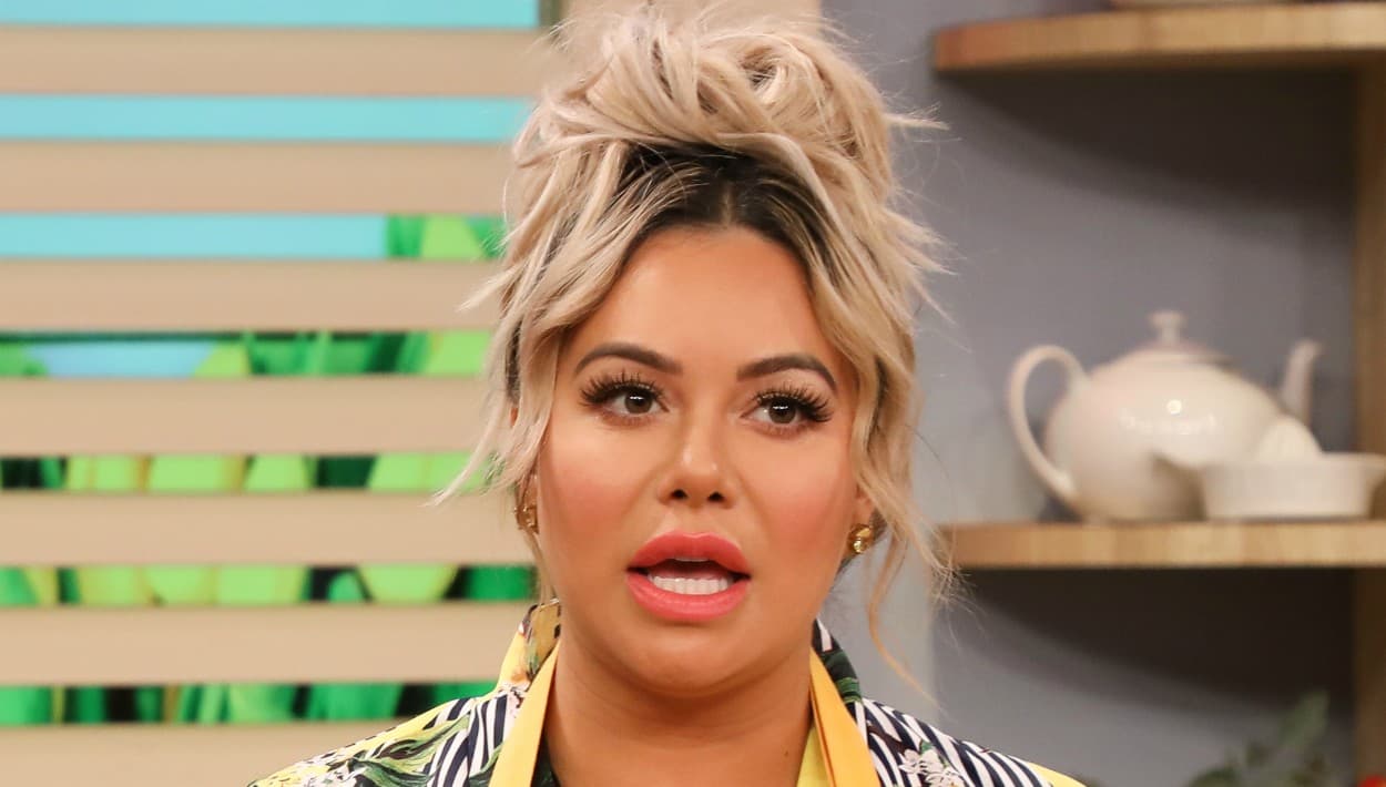 Entonces, Chiquis Rivera le compartió sus razones para no formar parte del tributo. "No quiero ser parte de eso. Por qué. Porque tío Gustavo está muy herido por cosas con el tío Lupe (Lupillo Rivera)", comenzó explicando la intérprete de 'Anímate y verás'.