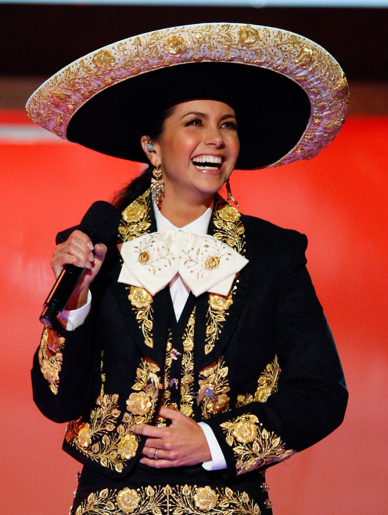 La bella cantante mexicana sabe perfectamente cómo lucir estos atractivos trajes.
