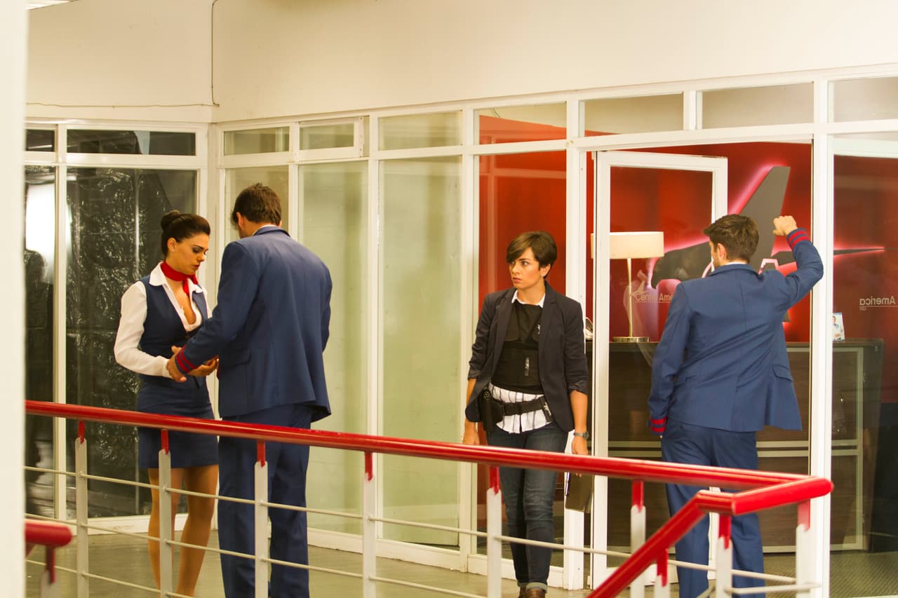 La teniente 
<b><a href="http://www.univision.com/series/la-piloto/maria-de-la-fuente-es-monica-ortega">Mónica</a></b> fue la encargada de inspeccionar la empresa y fingió no conocer a Dave.