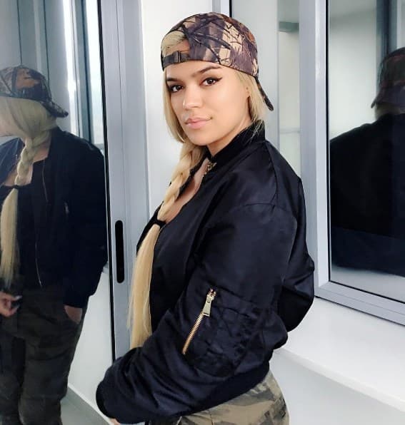 Dinámica, audaz, original, la capitana de
<b><a href="http://www.univision.com/shows/pequenos-gigantes#rel" target="_blank">Pequeños Gigantes USA</a></b>,
<b><a href="http://www.univision.com/temas/karol-g" target="_blank">Karol G</a></b> es probablemente una de las mujeres con más flow del género urbano.