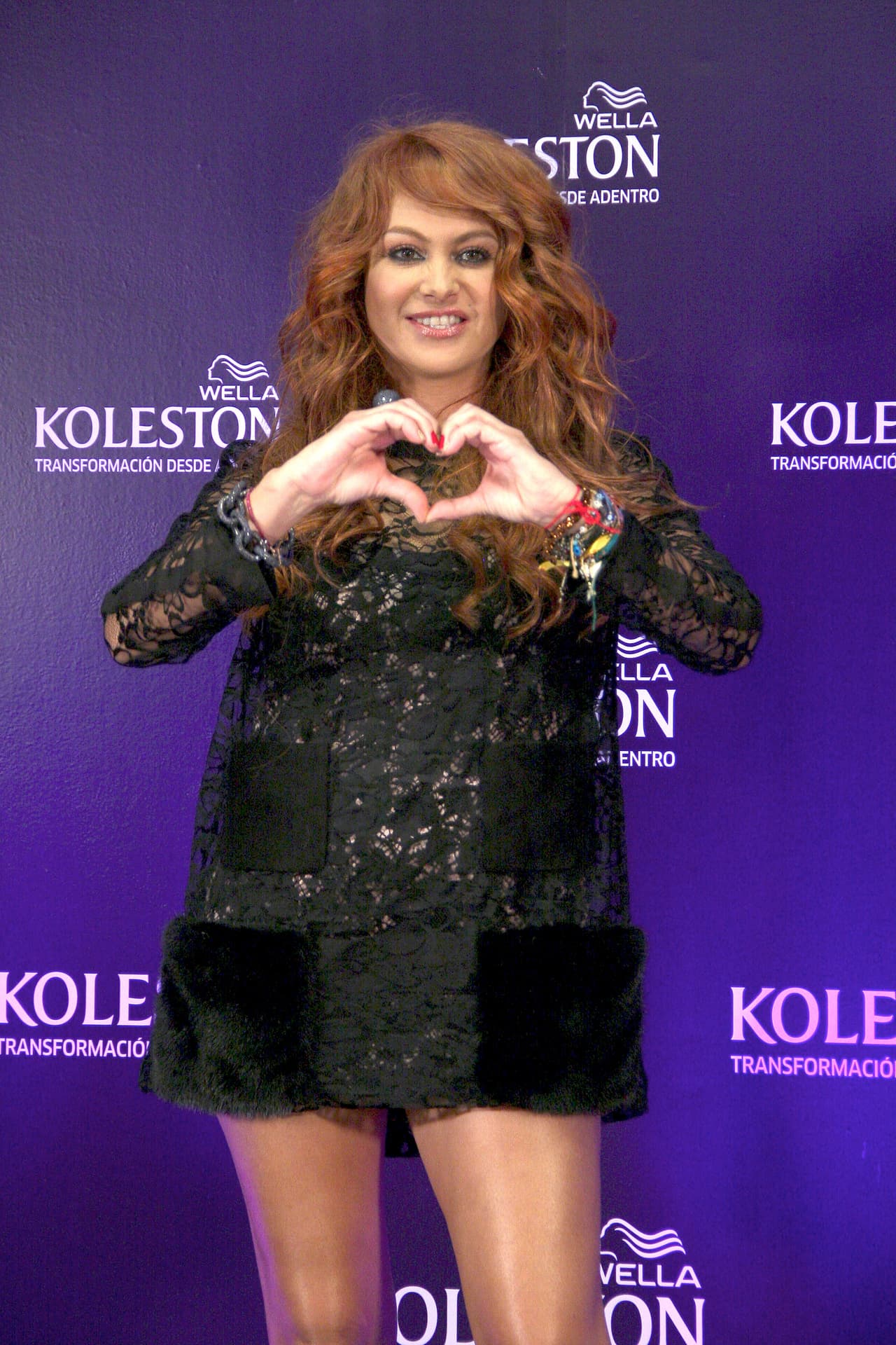 Pero no es la primera vez que se deja ver así, hace unos años también decidió teñirse el cabello de rojo tentación. Con esos rizos la cosa se complicó más, ¿se habrá dado cuenta de su look?