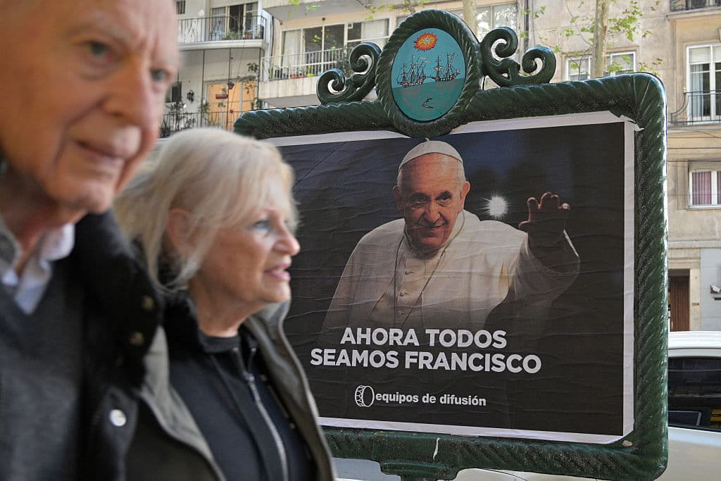 <h3 class="cms-H3-H3">"Ahora seamos todos Francisco" </h3>
<br>
<br>Un cartel con el retrato del difunto papa Francisco en una calle de Buenos Aires.
<br>