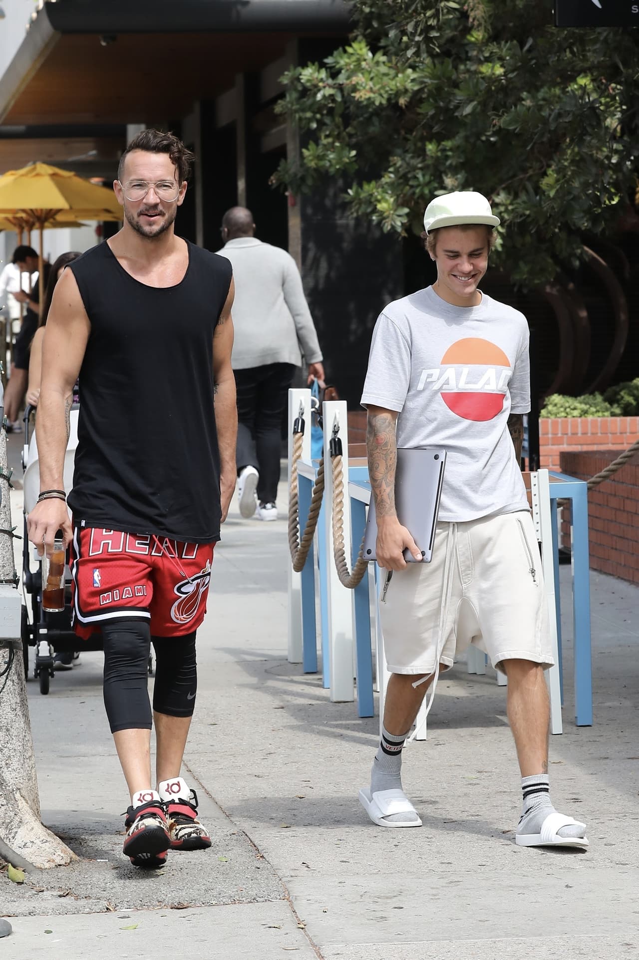 Carl Lentz, 
<b><a href="http://www.univision.com/entretenimiento/el-pastor-de-justin-bieber-conto-todo-lo-que-tuvo-que-hacer-para-bautizar-al-cantante-fotos">el pastor de la iglesia</a></b> en Nueva York, fue quien bautizo a Justin Bieber en 2014.