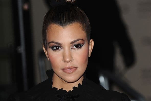 Kourtney Kardashian es la más pequeña de su clan. Mira aquí los videos más chismosos.