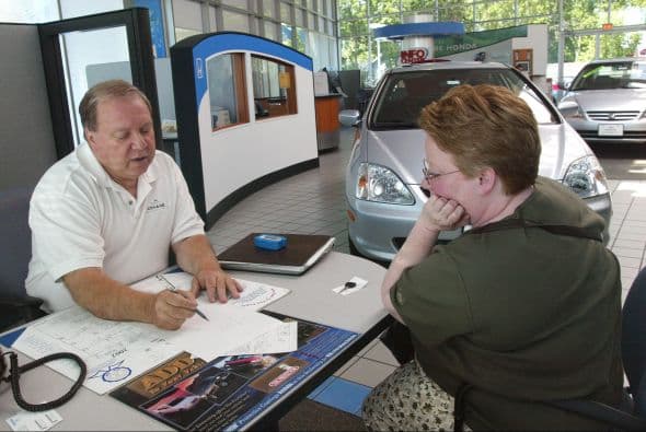 <b>Garantías</b>
<br>
<br>Revisa el historial de servicios del vehículo para verificar que el vendedor ha cumplido con los servicios recomendados. Si la garantía aún está vigente no dudes en utilizarla de ser necesario ya que las garantías originales de fábrica están ligadas el auto y no al dueño.
<br>
<br>Si el auto tiene una garantía extendida contratada has tu propia evaluación sobre la conveniencia de mantenerla vigente en caso de que no sea transferible. 
<br>