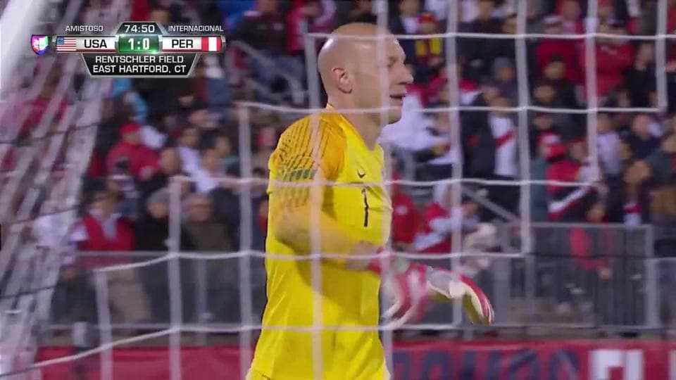 ¡CERCA!. Andy Polo disparó que se estrella en el poste.