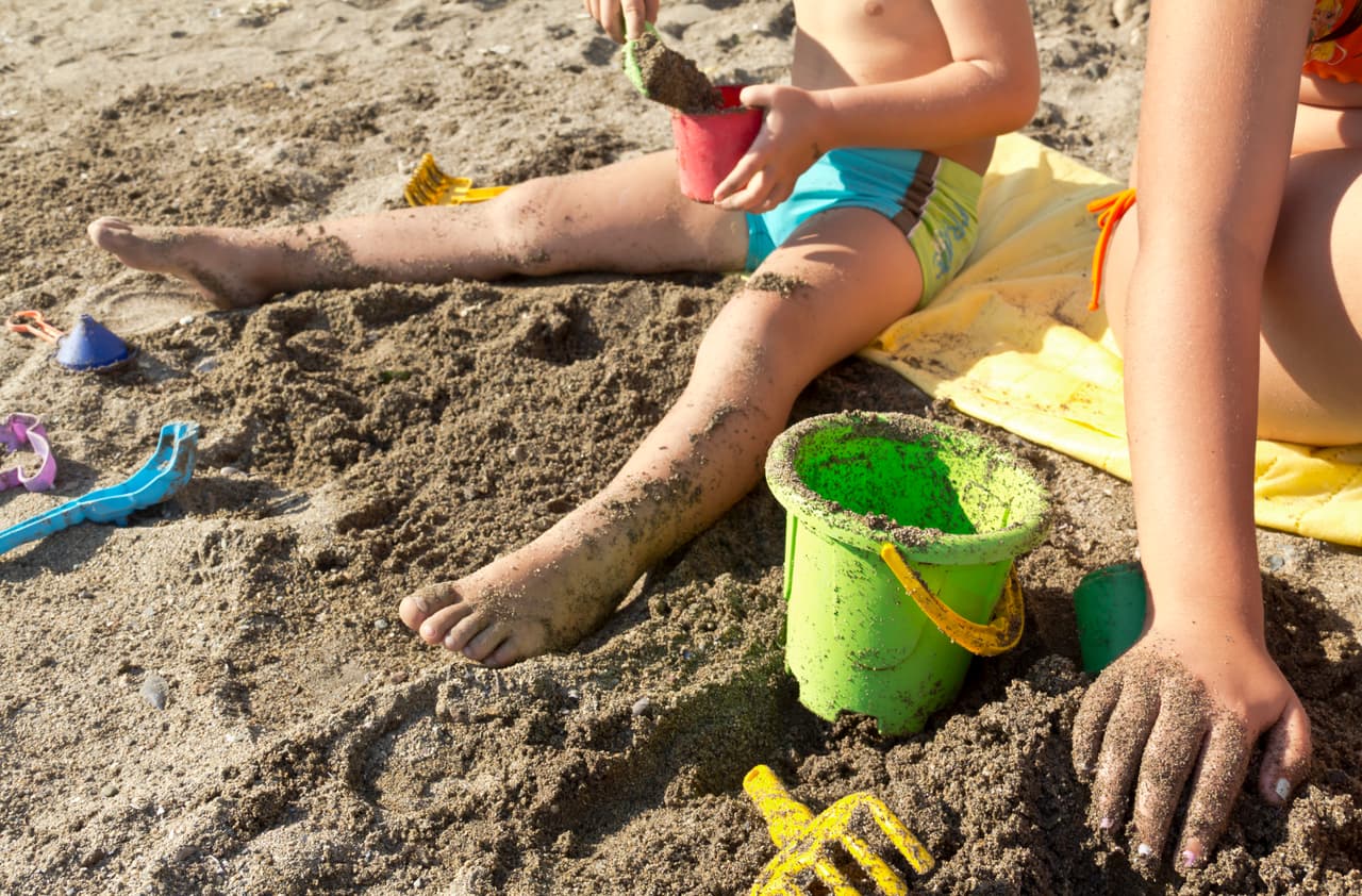 Además, la doctora explica que si no hay manera de poder mantener al bebé alejado del sol o no tienes forma de crear una sombra, entonces se debe consultar con el pediatra sobre qué se debe hacer para protegerlo.