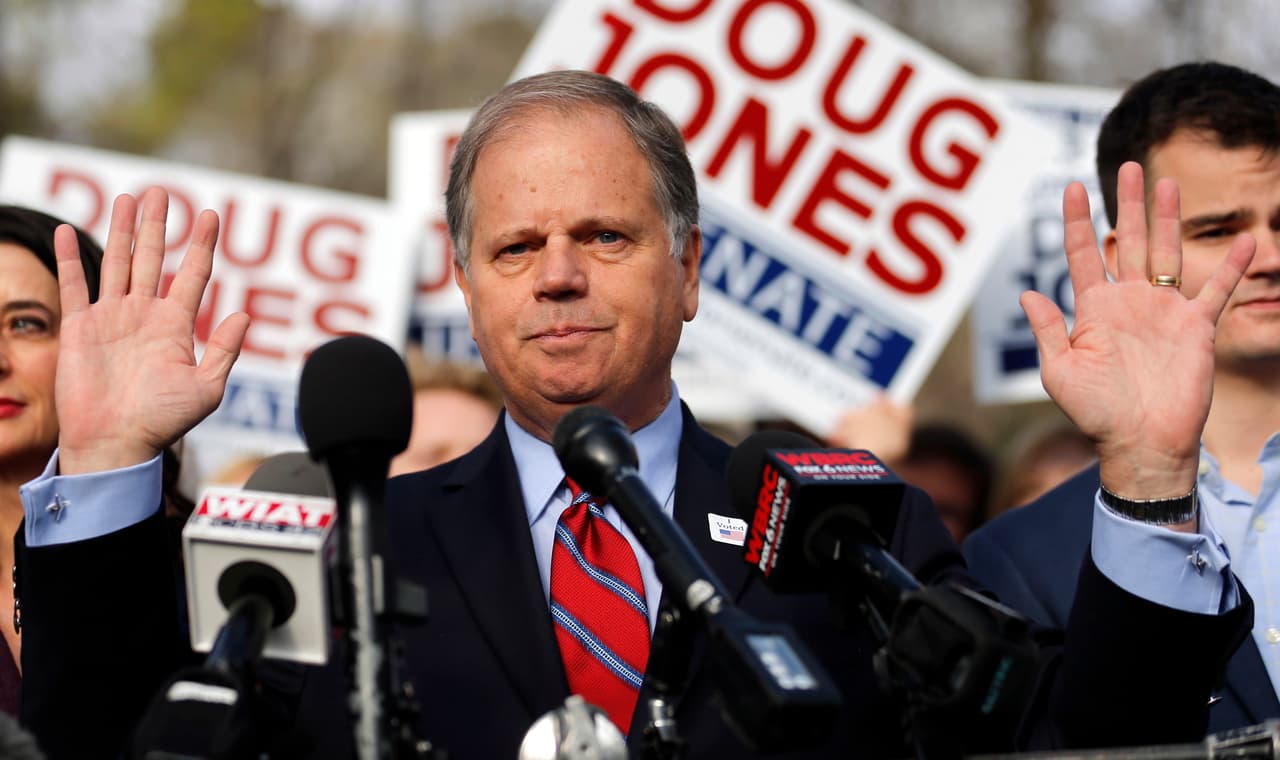 <b>La victoria de Doug Jones en Alabama.</b> En diciembre de 2017 los republicanos sufrieron una derrota histórica en Alabama con el triunfo del demócrata Doug Jones para el Senado, en el cargo dejado vacante por Jeff Session cuando se convirtió en fiscal general. 
<a href="https://www.univision.com/noticias/politica/los-republicanos-sufren-una-derrota-historica-en-alabama-con-el-triunfo-del-democrata-jones-por-un-puesto-en-el-senado"><u>Por un estrecho margen, el demócrata Jones logró arrebatar el escaño republicano Roy Moore</u></a>, en medio de acusaciones por acoso sexual en su contra.