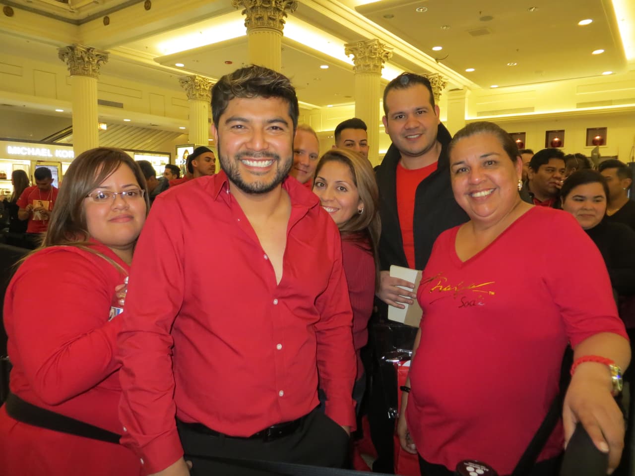 Sus fans se vistieron de rojo para llamar a un más la atención.