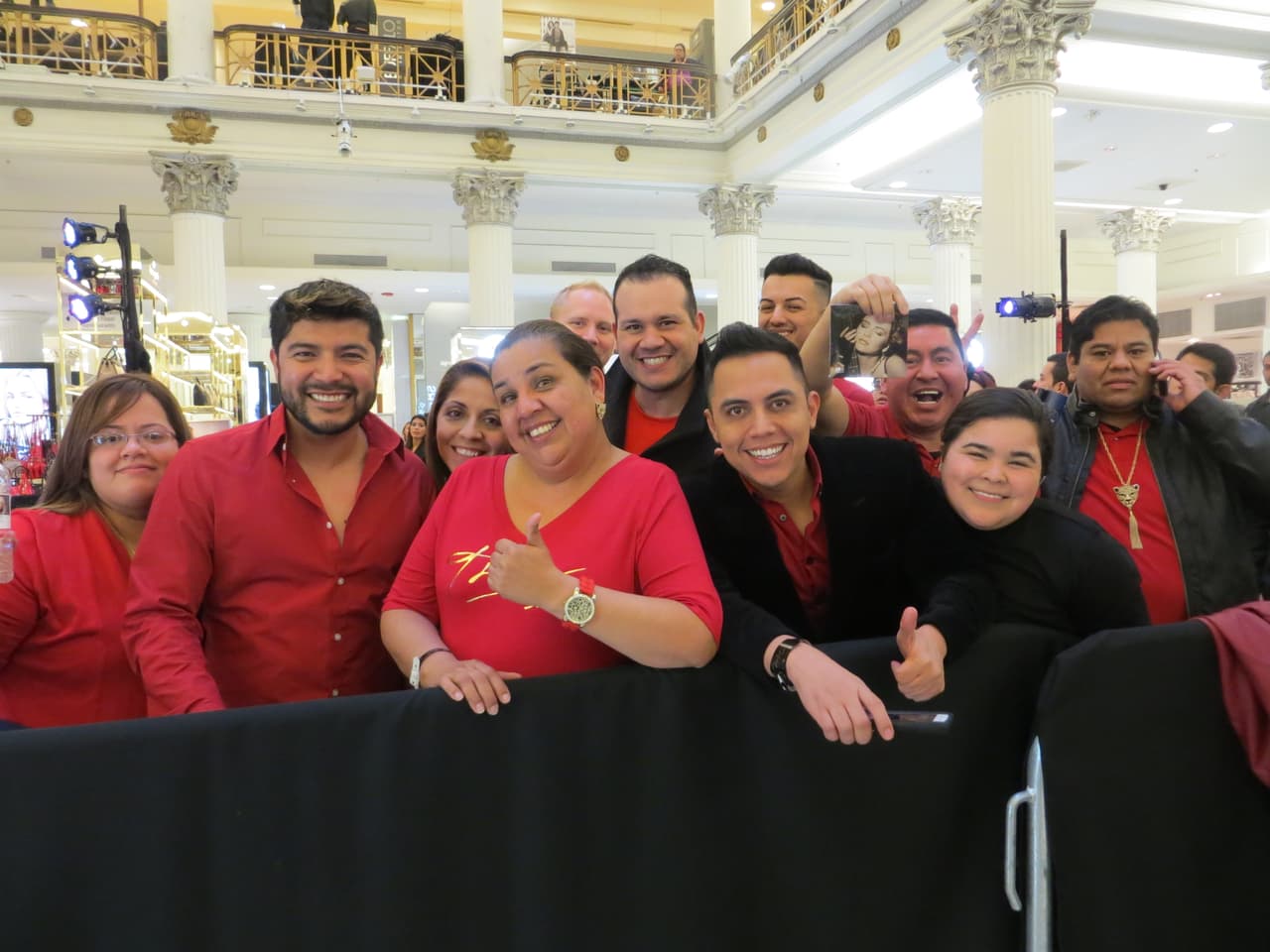 Desde la madrugada del jueves había gente haciendo fila fuera de la tienda en la calle State para conocerla.