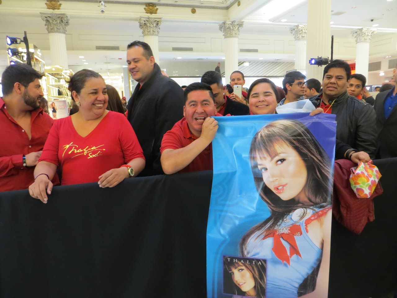 Unos llevaban pancartas y discos.