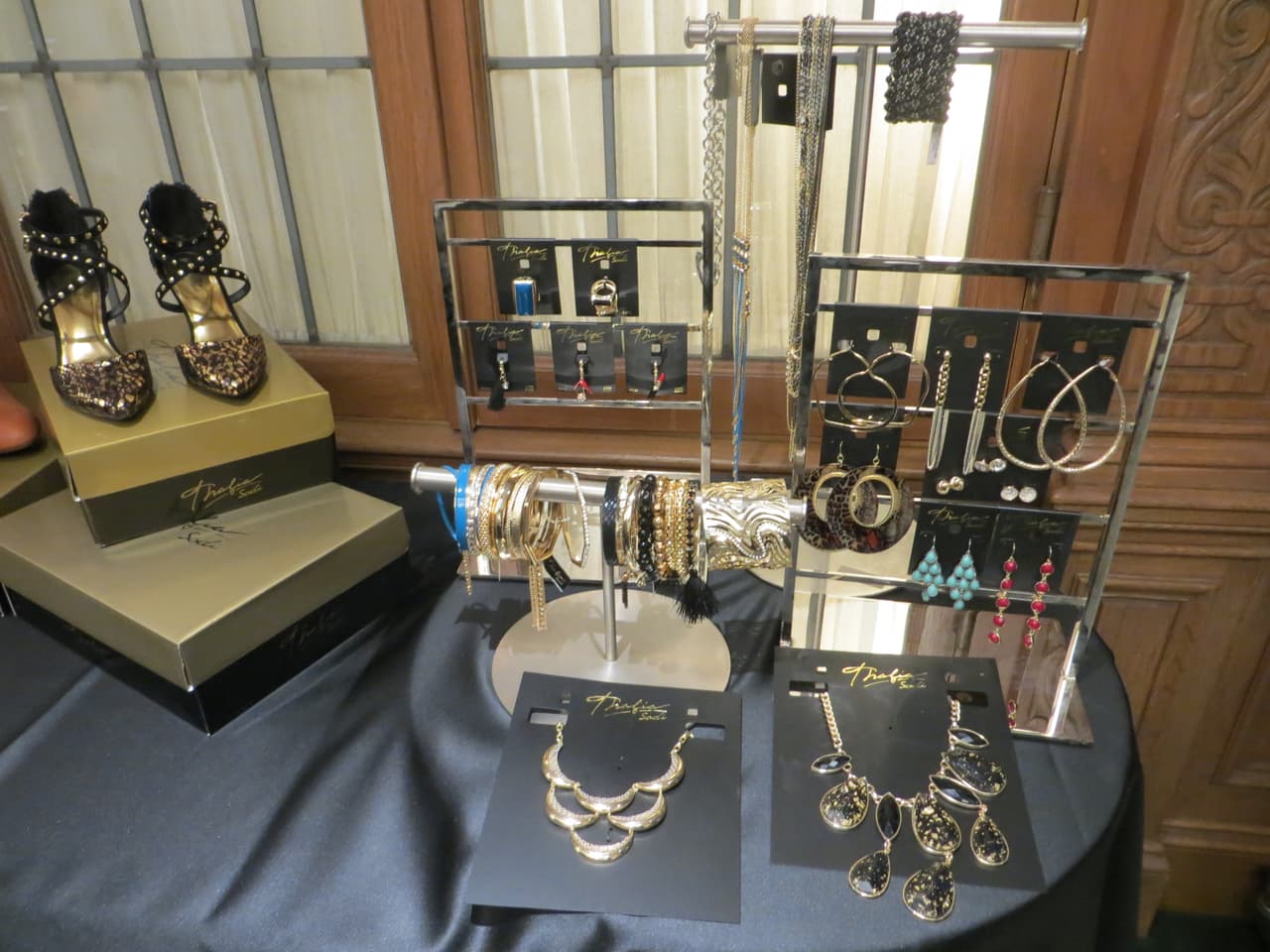 Además de ropa, Thalía presentó accesorios.