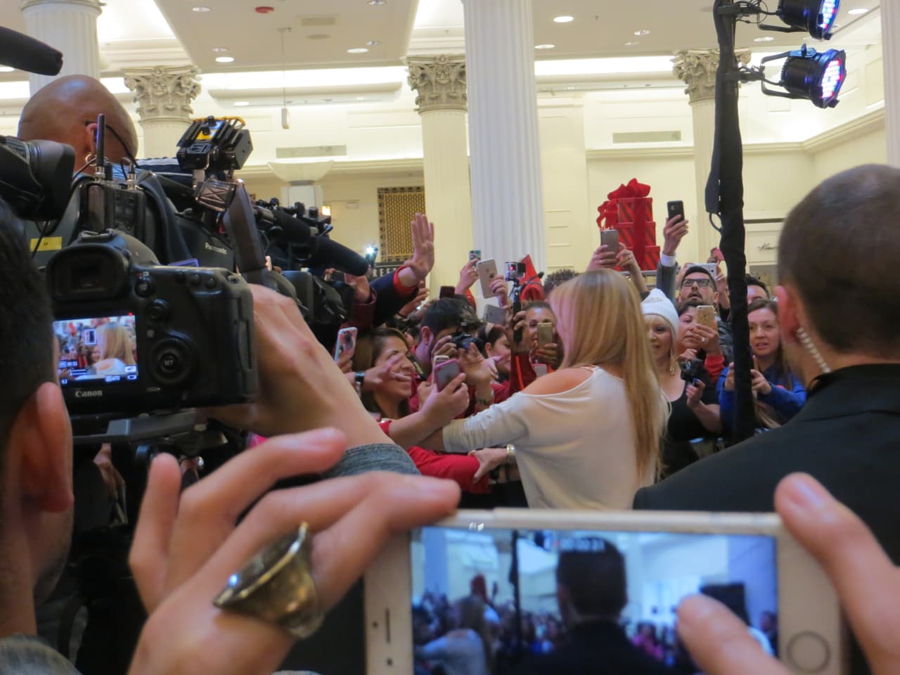 Después salió a saludar a sus fans.