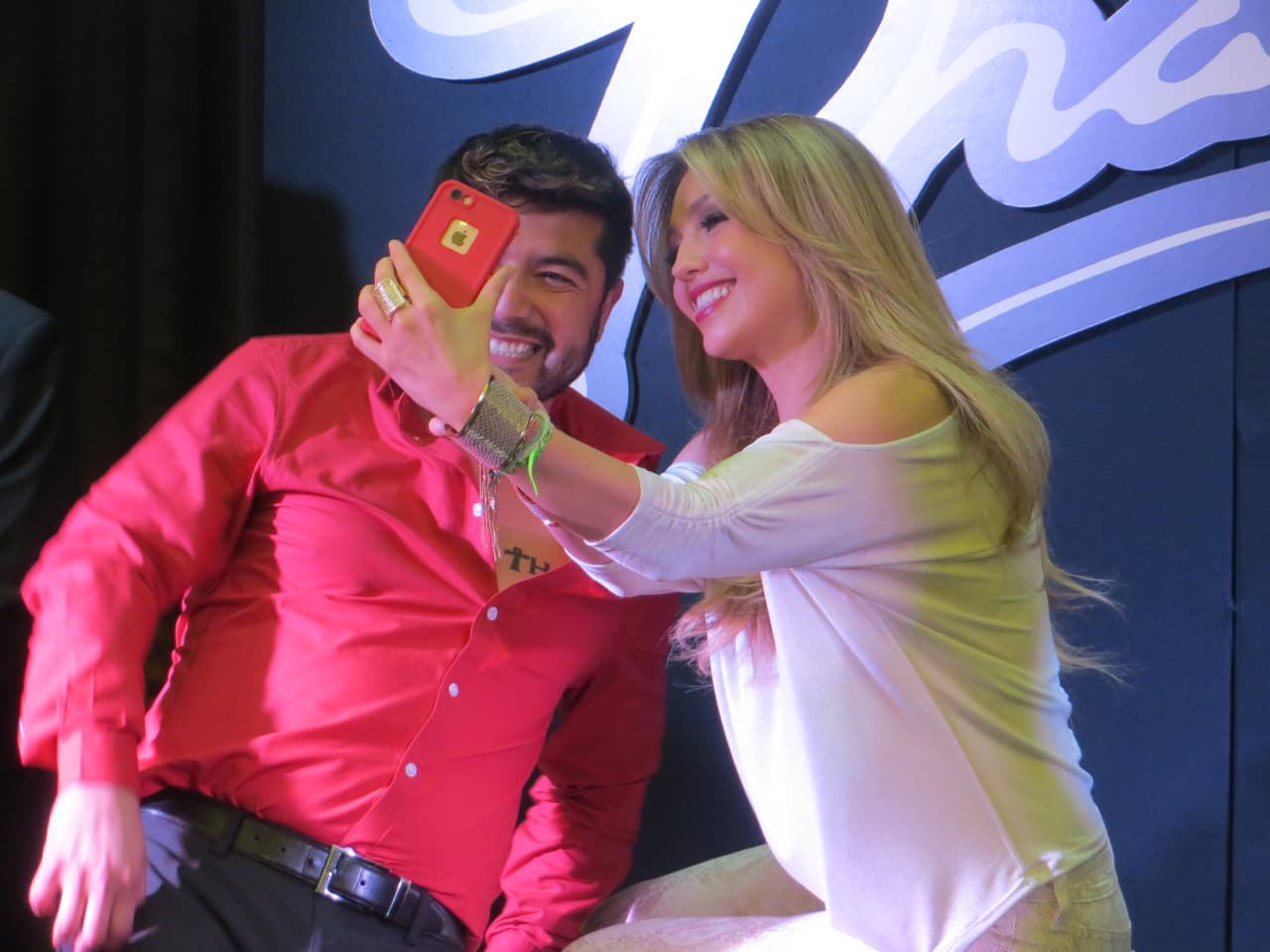 La cantante mexicana convivió con sus fans y presentó su nueva línea de ropa con una reconocida tienda.