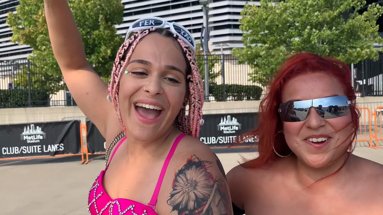 Desde temprana hora decenas de seguidoras hicieron fila en el estadio de Nueva Jersey para ser de los primeros en entrar.